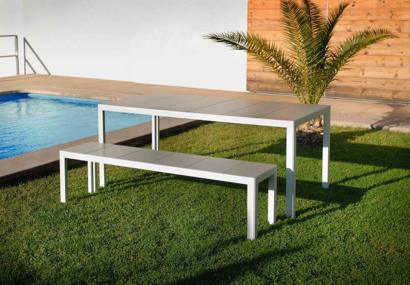TAU CERÁMICA. Keraon. Equipamiento urbano. Mesa y banco en pileta.